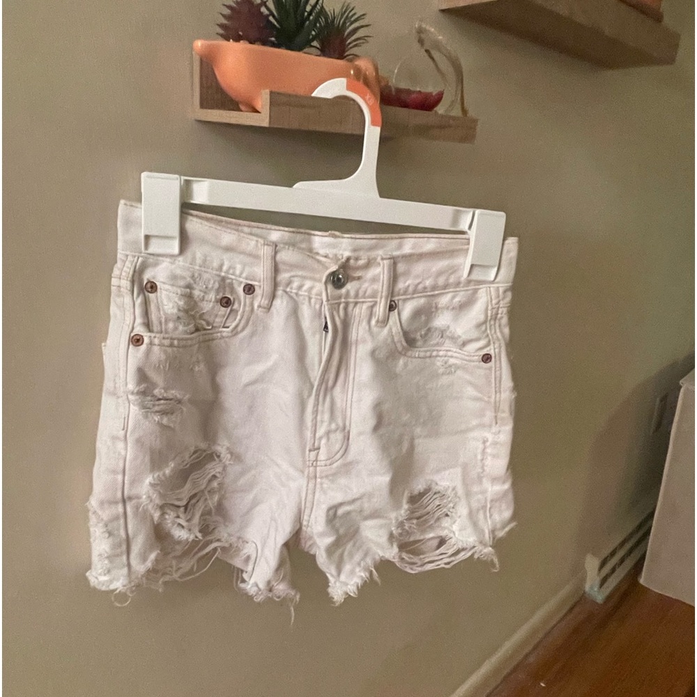 Super flattering white ripped Jean sorts, size 00